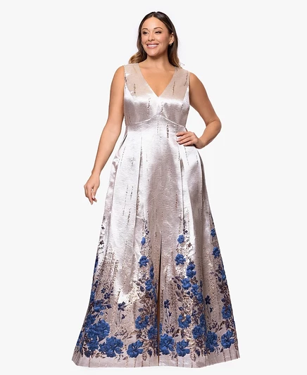 Жаккардовое платье с V-образным вырезом и принтом Betsy & Adam Plus Size серебристого цвета