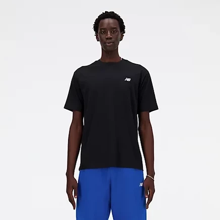 Футболка New Balance Sport Essentials Cotton, белая с титановым принтом