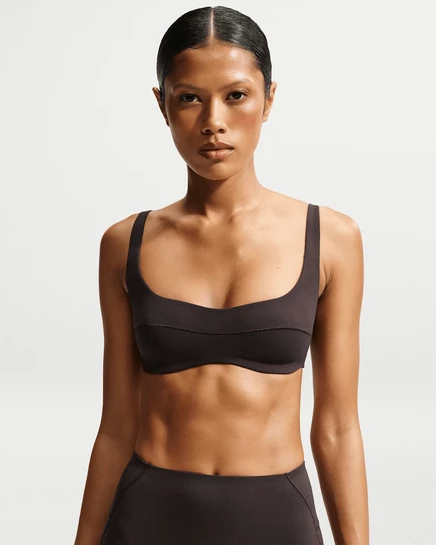 Женский топ NikeSKIMS Studio Stretch, темно-коричневый