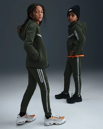Детские джоггеры Nike Tech Fleece с отражателями, sequoia/черный