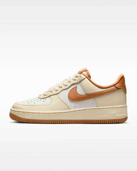 Женские кроссовки Nike Air Force 1 '07 Low, молочно-белые/золотисто-медные