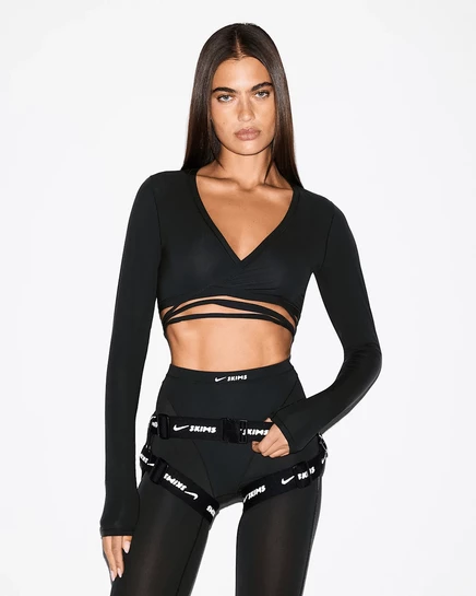 Женский топ NikeSKIMS Weightless Layers на запах, черный