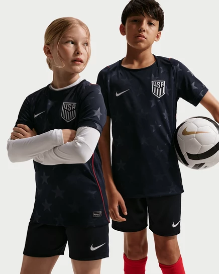 Детская футболка Nike USMNT 2026 Dri-FIT, темно-обсидиановая/красная/платиновая
