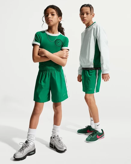 Подростковые шорты Nike Sportswear, малахитовые/белые/черные
