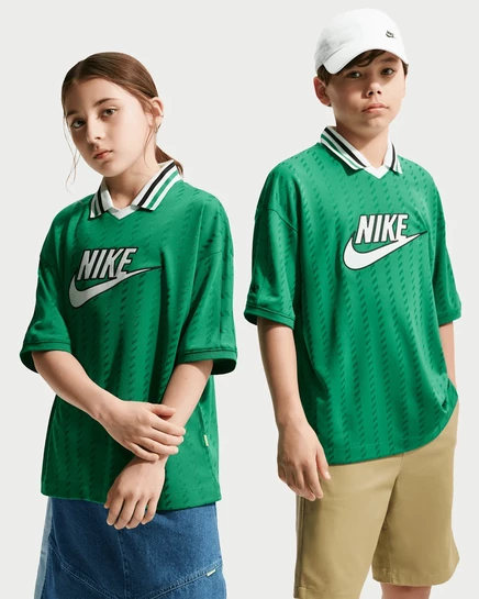 Подростковая футболка Nike Sportswear, малахит/светло-зеленая/черная