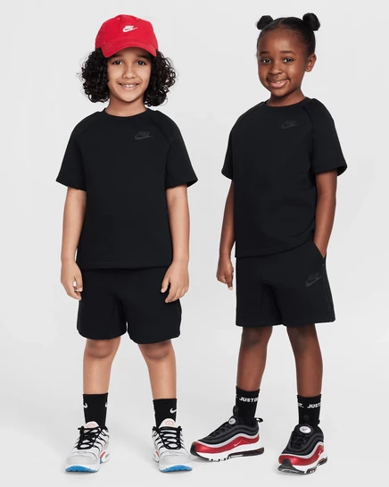 Унисекс комплект Nike Baby Tech Fleece (футболка и шорты), чёрный