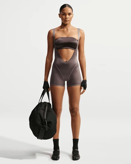 Женские шорты NikeSKIMS Satin Shine 7,6 см, смоляные