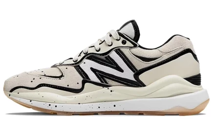Кроссовки New Balance 57/40, бежевые с брызгами