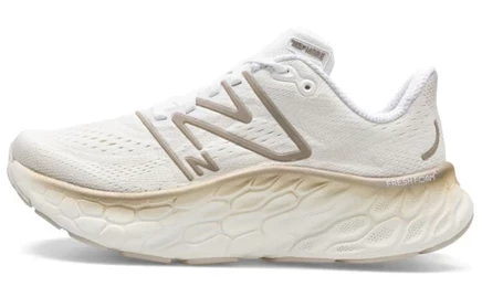 Женские кроссовки New Balance More V4, бело-золотые
