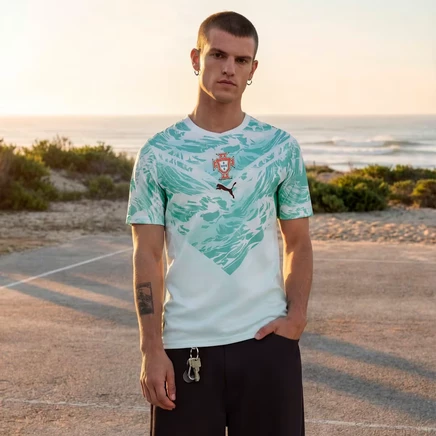 Мужская игровая футболка Puma Portugal Away, белая с лагунно-зелёными акцентами