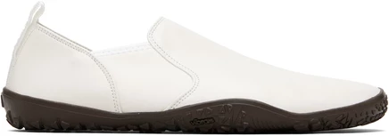 Кожаные кроссовки LEMAIRE White Vibram Glove Slip On молочный/темный шоколад