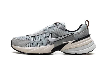 Женские кроссовки Nike V2K Run, светло-пемзовый/черный/хром