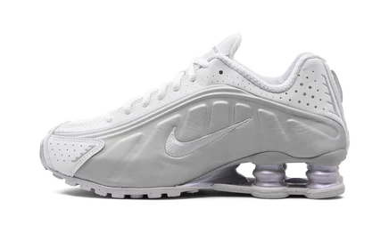 Женские кроссовки Nike Shox R4 HF5076 100, белые с платиновым оттенком