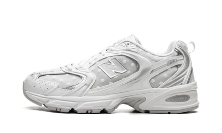 Кроссовки New Balance 530, серебристые в горошек