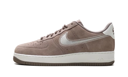 Кроссовки Nike AF1 Low LV8, коричневые с вышитым Swoosh