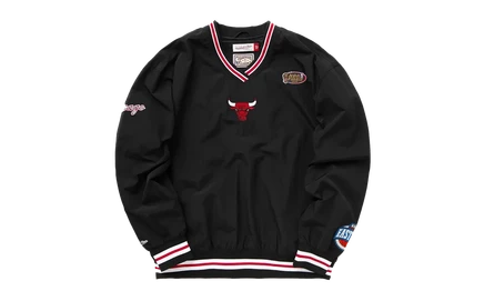Нейлоновый пуловер Mitchell & Ness Classic Bulls