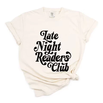Late Night Readers Club Distressed - Женская одежда, окрашенная в белый цвет футболка с рисунком