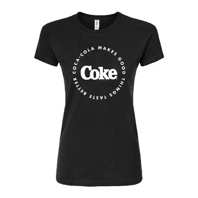 Женская футболка Coca-Cola делает вещи вкуснее Приталенная футболка с рисунком черного цвета