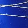 - Длинное каплевидное пластиковое небьющееся декоративное украшение королевского синего цвета с серебряными завитками