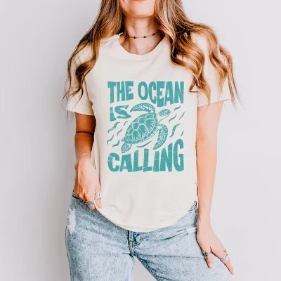 The Ocean Is Calling Turtle - женская футболка с коротким рукавом и рисунком кремового цвета