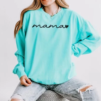 Легкая одежда с надписью Mama Cursive Heart, окрашенная в меловой мятный цвет.