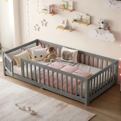 Детская напольная кровать Bellemave Montessori – Полноразмерная и двухместная, Массив дерева, Защитные ограждения и дверца, ламели и центральная опора, Низкопрофильный дизайн серого цвета