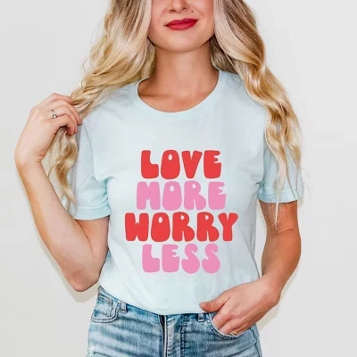Женская футболка с ярким рисунком и коротким рукавом Love More Worry Less