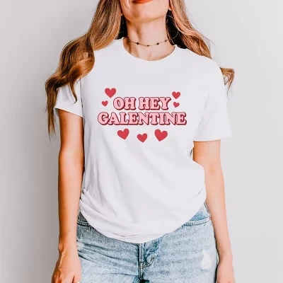 Oh Hey Galentine Hearts - женская футболка с коротким рукавом и рисунком белого цвета
