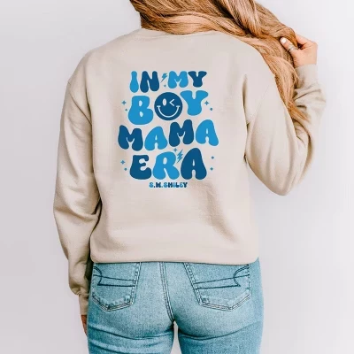 С.У.Смайли в толстовке My Boy Mom Era спереди и сзади.