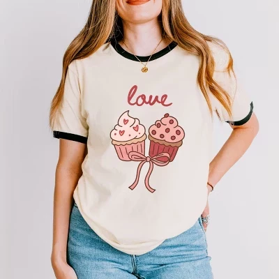 Кокетка с надписью Love Cursive Cupcakes Coquette - женская футболка с рисунком Рингера