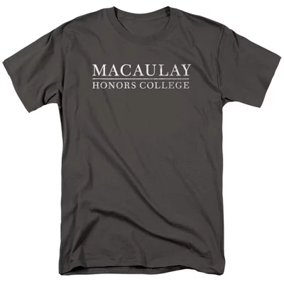 Мужская футболка Macaulay Honors College с официальным логотипом начальной школы в потертых тонах.