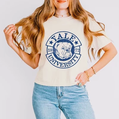 Yale University Bulldog Circle - женская укороченная футболка свободного кроя с графическим принтом белого цвета