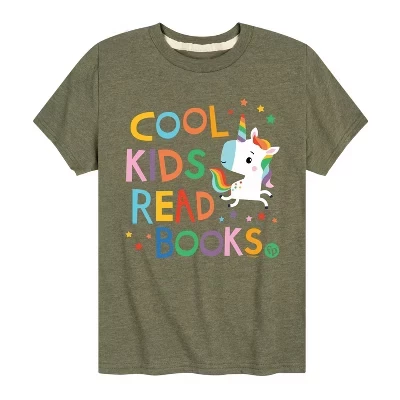 Крутые дети читают книги в графической футболке с коротким рукавом