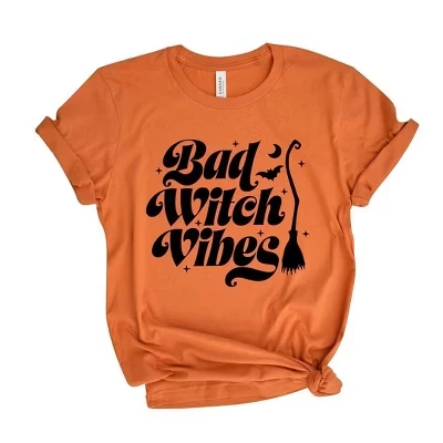 Женская футболка Bad Witch Vibes с коротким рукавом и графическим рисунком оранжевого цвета
