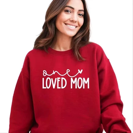 Женское худи Simply Sage Market One Loved Mom, кардинал
