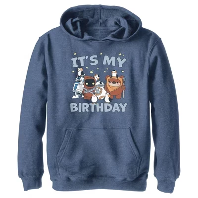 У парня Сегодня Мой День рождения, Друзья Натягивают толстовку с капюшоном.