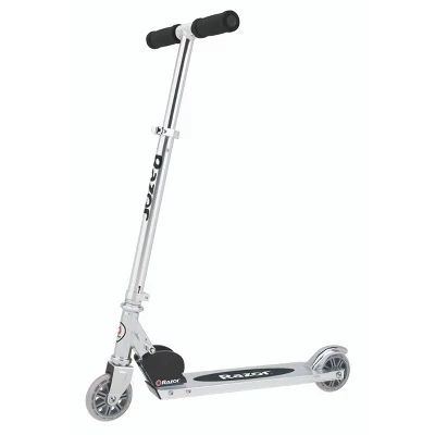 Самокат с 2 колесами серебристого цвета