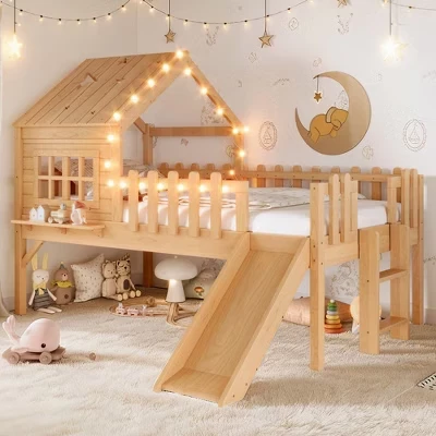 Кровать-чердак Bellemave House с горкой и светодиодной подсветкой, каркас кровати-чердака из массива дерева с узором в виде звезды и Луны и окном для детей.