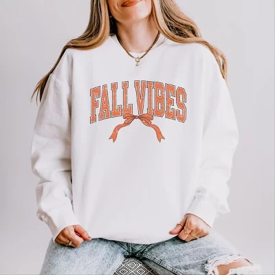 Кокетка Varsity Fall Vibes Coquette - женская легкая одежда, окрашенная в белый цвет.