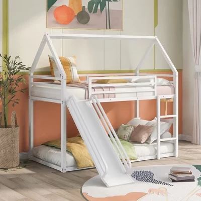 Металлические двухъярусные кровати Twin over Twin House с горкой, низкие двухъярусные кровати Twin со встроенной лестницей для детей белого цвета