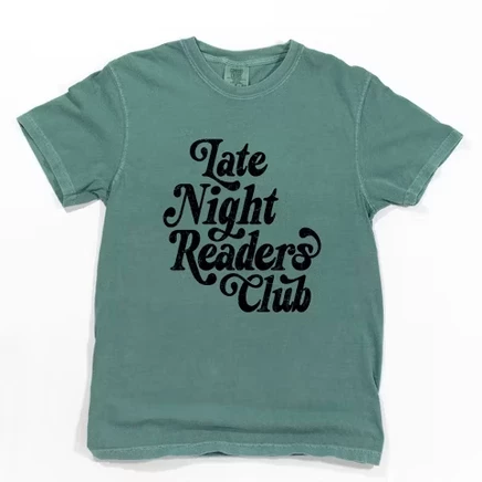 Late Night Readers Club Distressed - Женская одежда, окрашенная в светло-зеленый цвет футболка с графическим рисунком