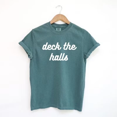 Женская футболка Deck The Halls, выполненная жирным курсивом с коротким рукавом, окрашенная в цвет футболки