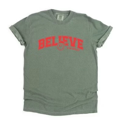S.W.Smiley Varsity Believe - Женская одежда, окрашенная в цвет футболки moss