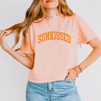 Sunkissed Varsity с арочным слоеным принтом - женская укороченная футболка свободного кроя с графическим принтом персикового цвета