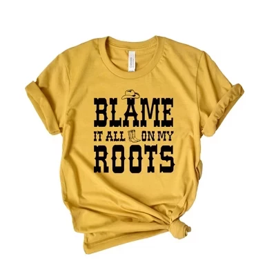 Женская футболка с коротким рукавом и рисунком в виде шляпы и ботинок Blame It All On My Roots горчичного цвета