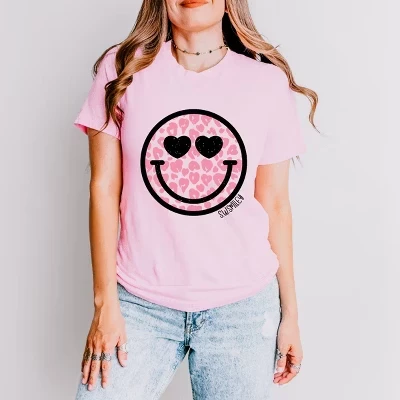 S.W.Smiley Leopard Heart Eyes Smiley - женская футболка с коротким рукавом и рисунком розового цвета