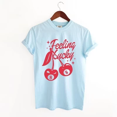 Женская футболка с коротким рукавом Feeling Lucky Cherries, окрашенная в цвет шамбре