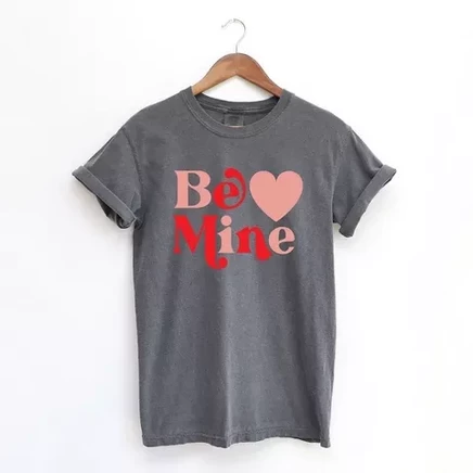 Женская футболка Be Mine Heart Bold с коротким рукавом, окрашенная в цвет перца