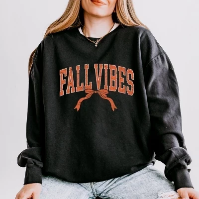 Кокетка Varsity Fall Vibes Coquette - женская легкая одежда, окрашенная в черный цвет.