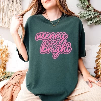 Merry & Bright Outline Puff - Футболка с цветным рисунком для женской одежды